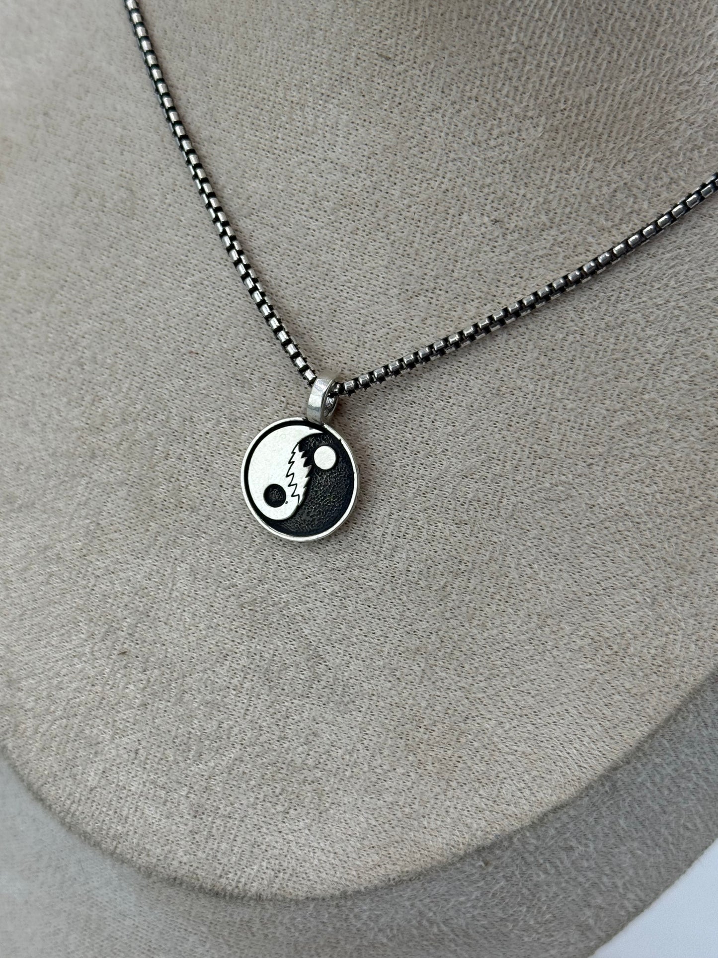 Bolt yin yang with soare