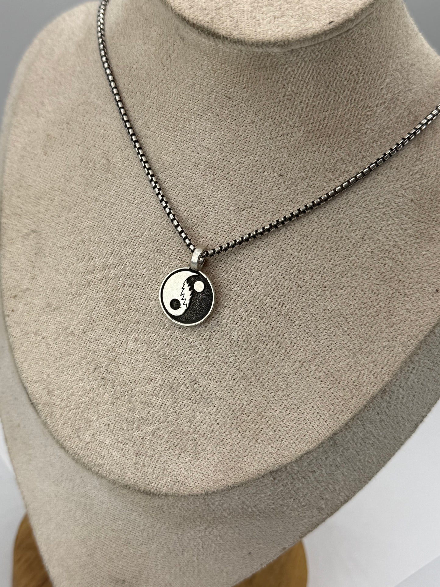 Bolt yin yang with soare