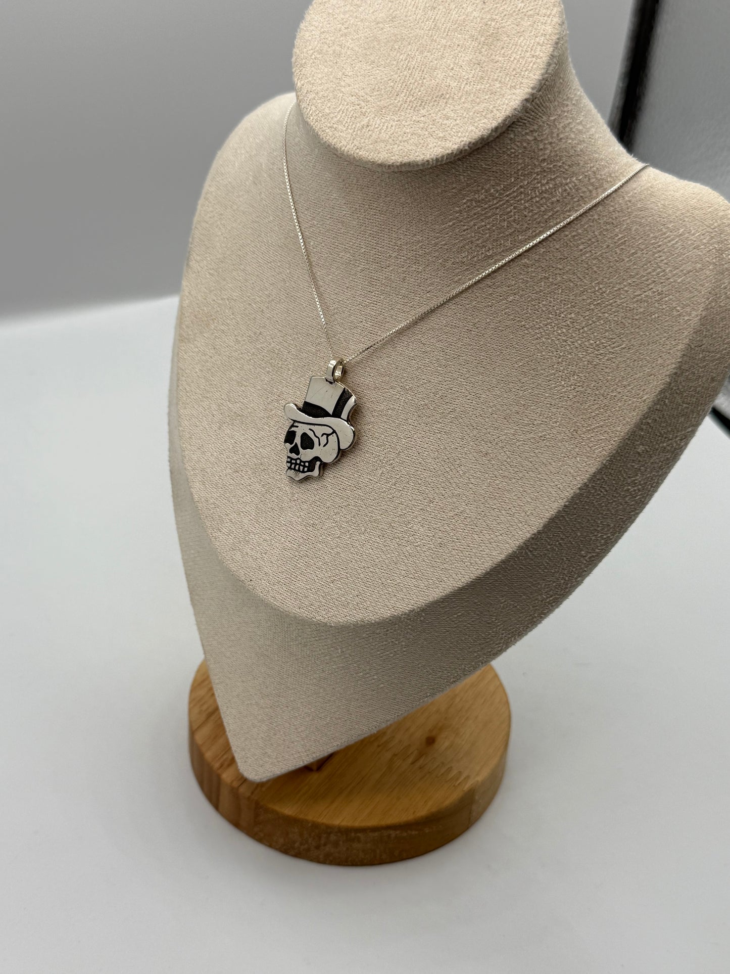 Good time skull pendant