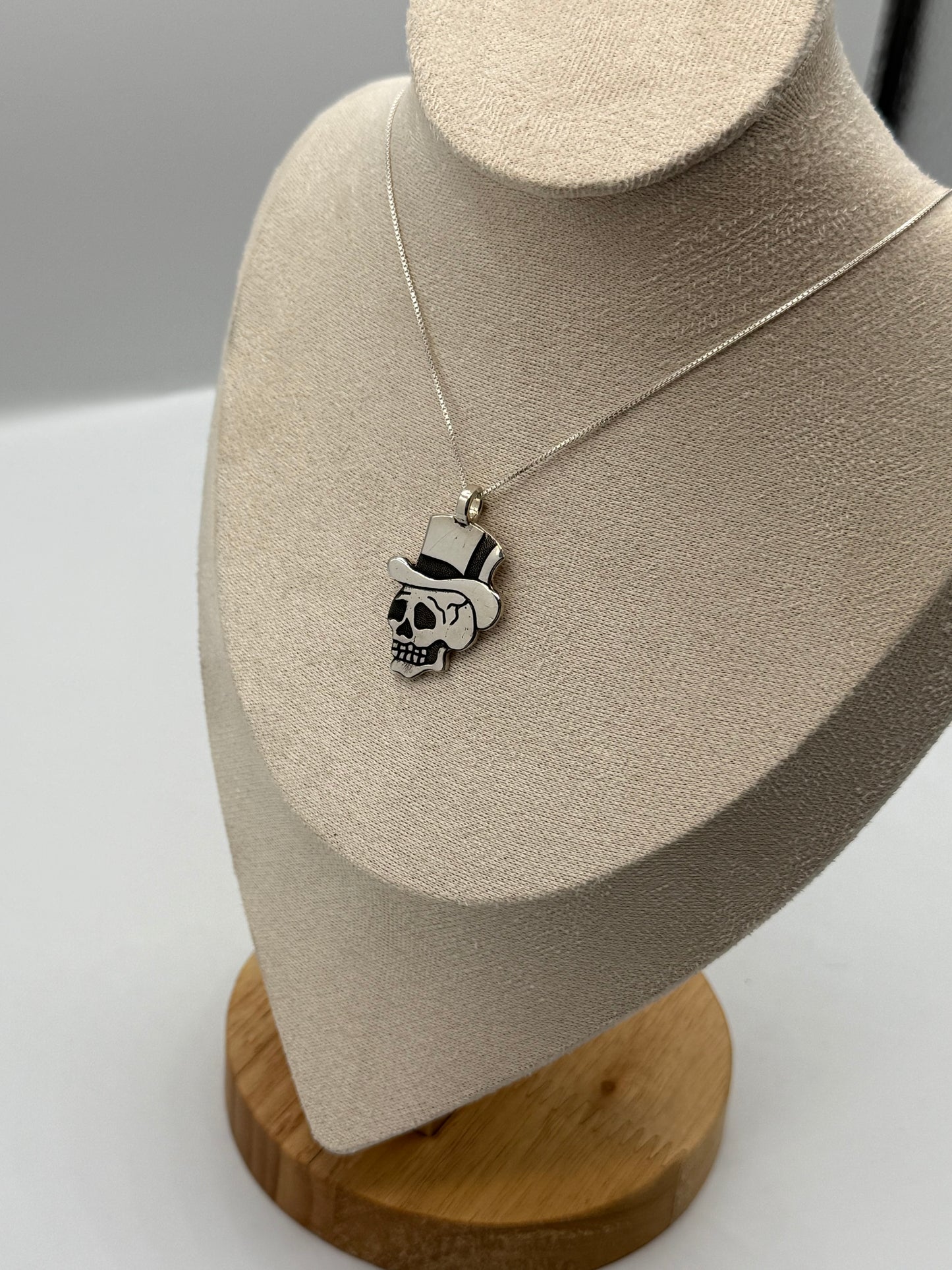 Good time skull pendant
