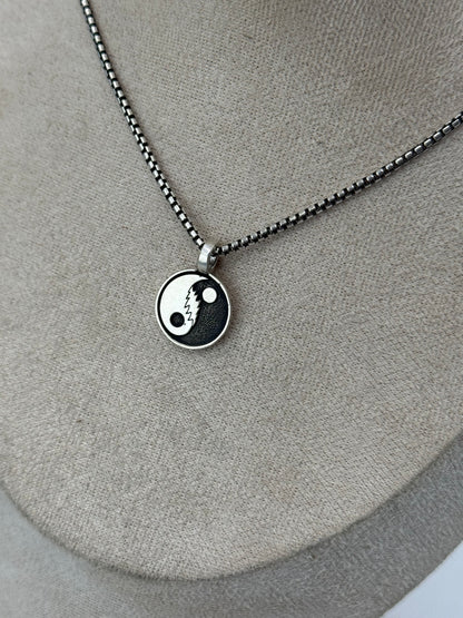 Bolt yin yang with soare