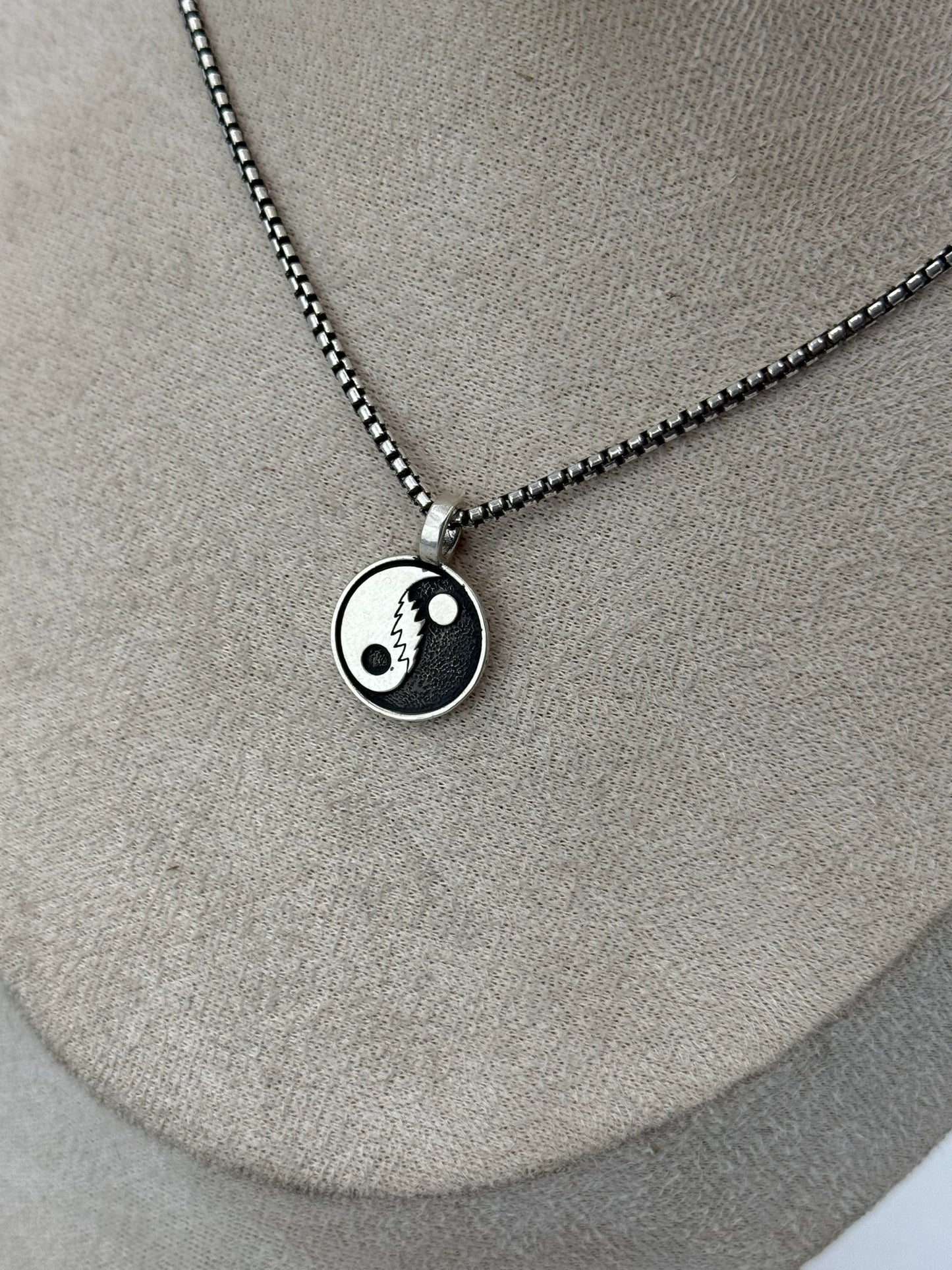 Bolt yin yang with soare