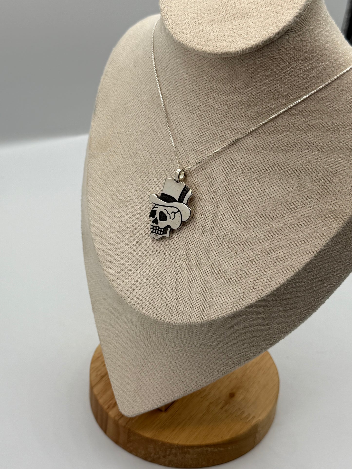 Good time skull pendant